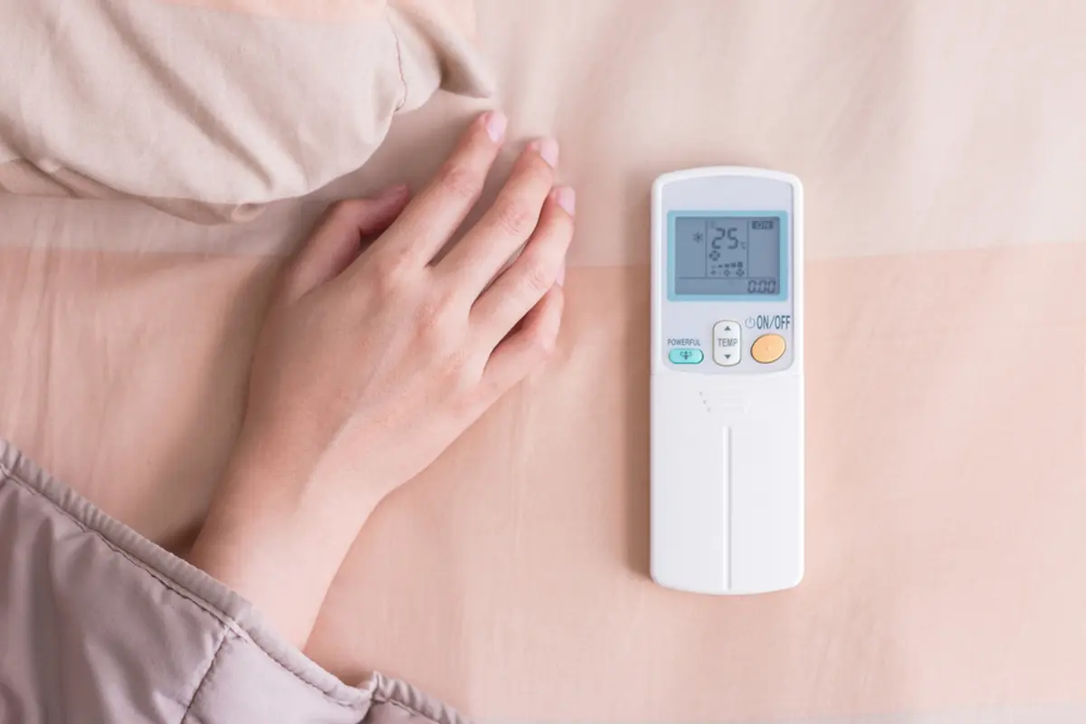 寝てる間、エアコンは「タイマー切」にすべき？ 熱中症のリスクがあるって本当？