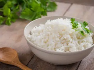 お金がなくて「白米」ばかり食べています。安くて栄養があって、白米に合う食材を教えてください