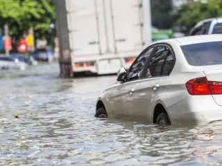 台風で車が冠水したら、引き取りすら「拒否」される!? 乗り続けるのはNG？ 注意点についても解説