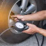 燃費が最大「12.3％」も悪化!? タイヤの空気圧が不適切だと、どんな悪影響がある？ 空気圧の管理方法についても解説