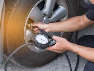 燃費が最大「12.3％」も悪化!? タイヤの空気圧が不適切だと、どんな悪影響がある？ 空気圧の管理方法についても解説