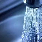 「シャワー中」も「食器洗い中」も水を出しっぱなし…！1日2時間出しっぱなしにしたら、水道代はいくらになるの？