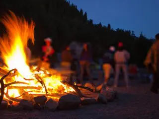 楽しいキャンプのはずが「山火事」に!? 注意点や罰則について解説