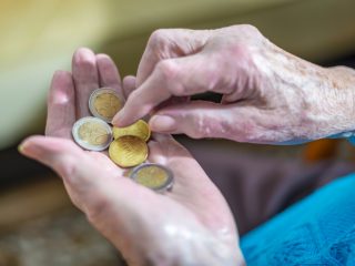 60歳の独身男性、「月14万円」の年金のみで老後生活は可能？ 平均生活費をもとに「老後破産」を回避する方法を解説