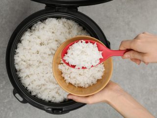 「卵かけご飯」VS「納豆かけご飯」コスパ最強なのはどっち？ 栄養面も含めて比較