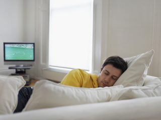 テレビをつけっぱなしでつい寝落ち… 電気代はいくらかかる？ 節電方法は？