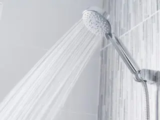 大幅に節約するなら、「シャワー」だけで済ますのが正解？家族構成によってお風呂の節約方法は違う？
