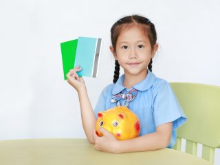 子ども名義の預金口座は贈与税がかかるって本当？ 具体例と対策方法は？