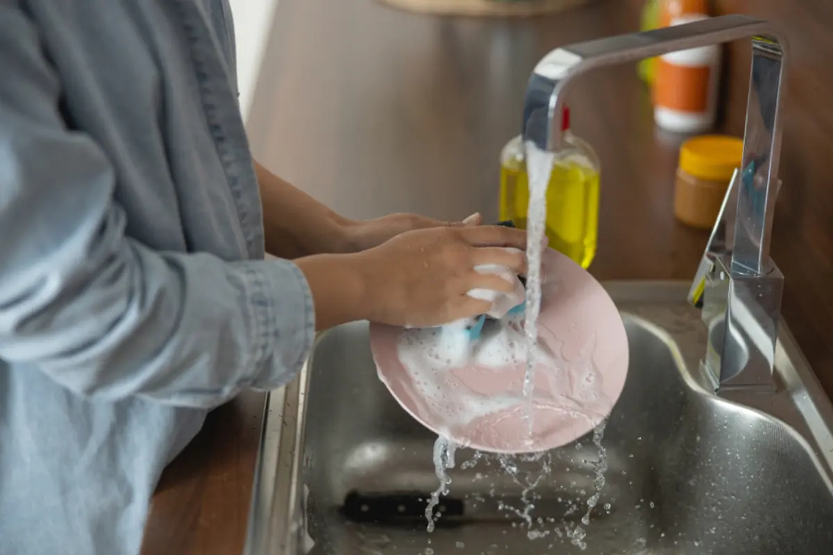 「食器洗い機」VS「手洗い」節約になるのはどっち？それぞれの費用を比較！