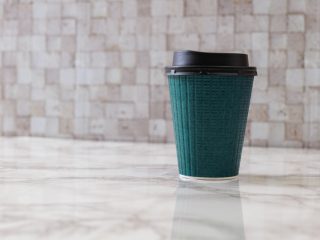 コーヒーはコンビニが専門店より「200円」も安い!? 高いイメージのコンビニでも節約になるの？ コンビニで買うと割高なもの・節約につながるものとは？