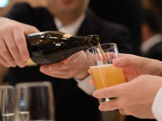 職場の飲み会で、新卒は「お酌」や「グラスの空き」を気にするべきですか？ 正直ぜんぜん楽しめないので、会費を払いたくありません…