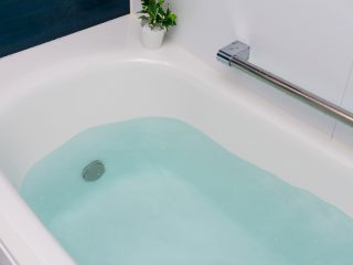 髪を洗うときは「浴槽のお湯」を使うと節約になる？ シャワーとの水道代を比較！