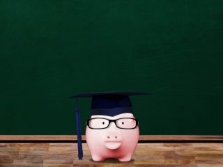 バイト収入が少ないと思って、「奨学金」を借り過ぎたかも…！思ったより稼げても予定通り受け取る方がいいの？