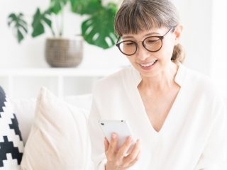 スマホ代、いくら払うのが「普通」？1人暮らし~5人家族までの「スマホ代」をチェックしてみた