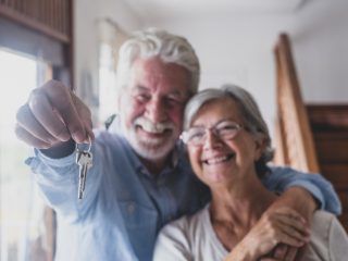 年金は夫婦2人分で22万円くらいです。賃貸派なのですが家賃いくらの物件が妥当なのでしょうか？