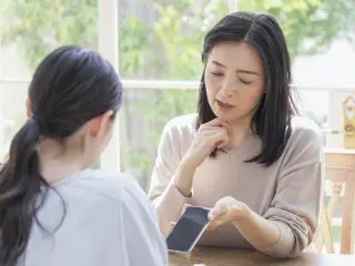 子どものスマホ利用料金はどのくらい？ 使いすぎないように親ができる工夫とは？