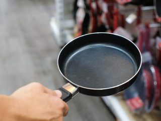 フライパンは「鉄」と「テフロン」どちらがコスパ良し？ テフロンは楽だけど長持ちしない？