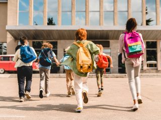 子どもを育てるにはいくらの年収があれば「安心」？子育て世帯の「平均年収」はどのくらい？