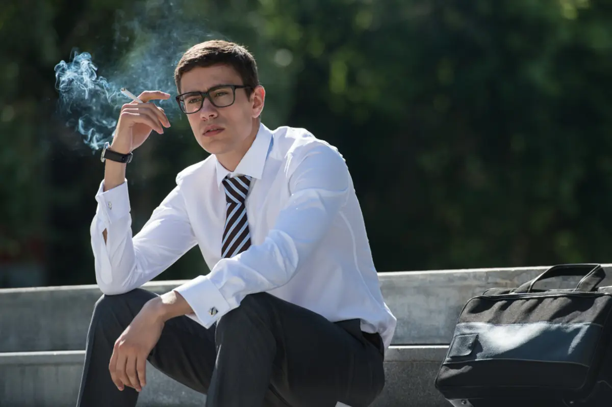 同僚が「タバコ」を吸いながら喋っています。その分の給料って支払われるんでしょうか？