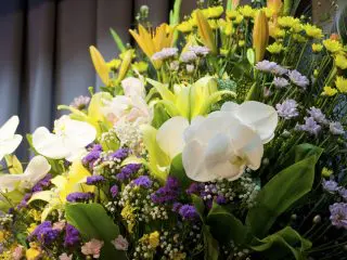 「家族葬」に来なくていいと言われましたが、親戚の私はお花を送ってもいいですか？  相場はどれくらいですか？