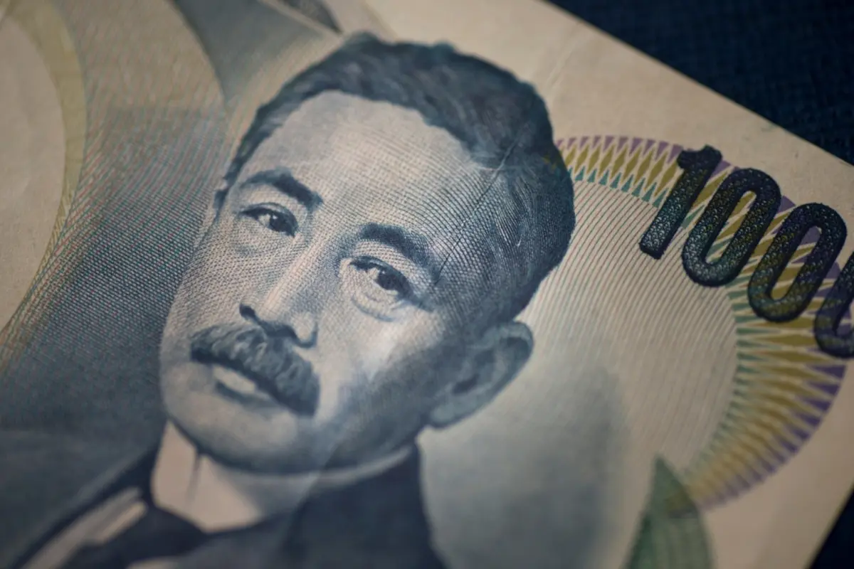 レジで「夏目漱石」の1000円札をお釣りとして渡されました。これってまだ使えますか？ 野口英世のものに交換してもらうことはできるのでしょうか？