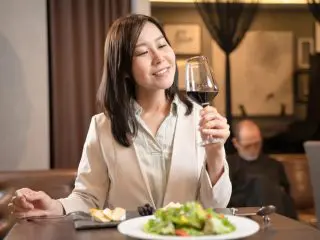 外食代だけで月6万円！ おひとりさまに慣れすぎな女性「私はぜいたくしすぎでしょうか？」