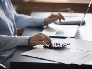 「定年退職」をして年金暮らしです。暇なので働きたいのですが、年金額で「損をする」と聞きました。どういうことなのでしょうか？