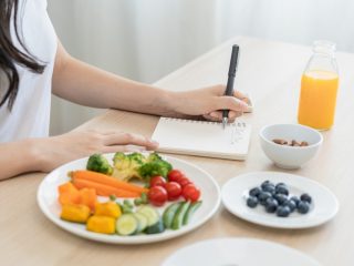 「秋バテ」で1日2食がやっと…3食食べる場合に比べて食費はいくら「節約」できる？