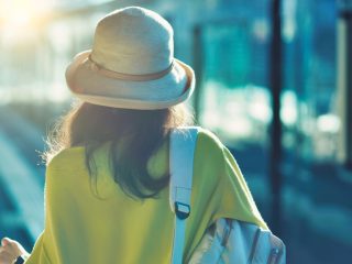 金銭的余裕はないけど旅行には行きたいです。国内旅行に安く行く方法は何がありますか？