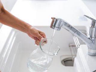 飲み水を「ミネラルウォーター」から「水道水」に替えたらいくら節約できる？ 安全性や味についても比較！