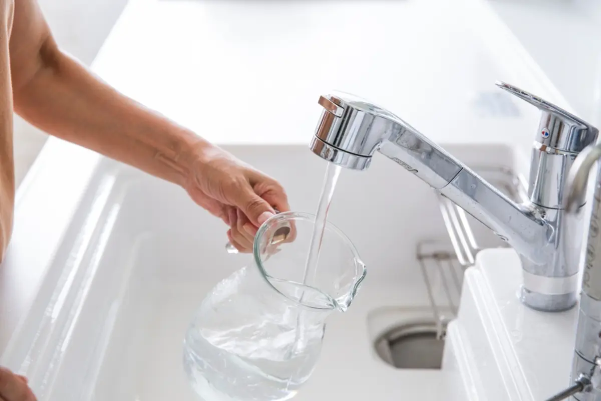 飲み水を「ミネラルウォーター」から「水道水」に替えたらいくら節約できる？ 安全性や味についても比較！