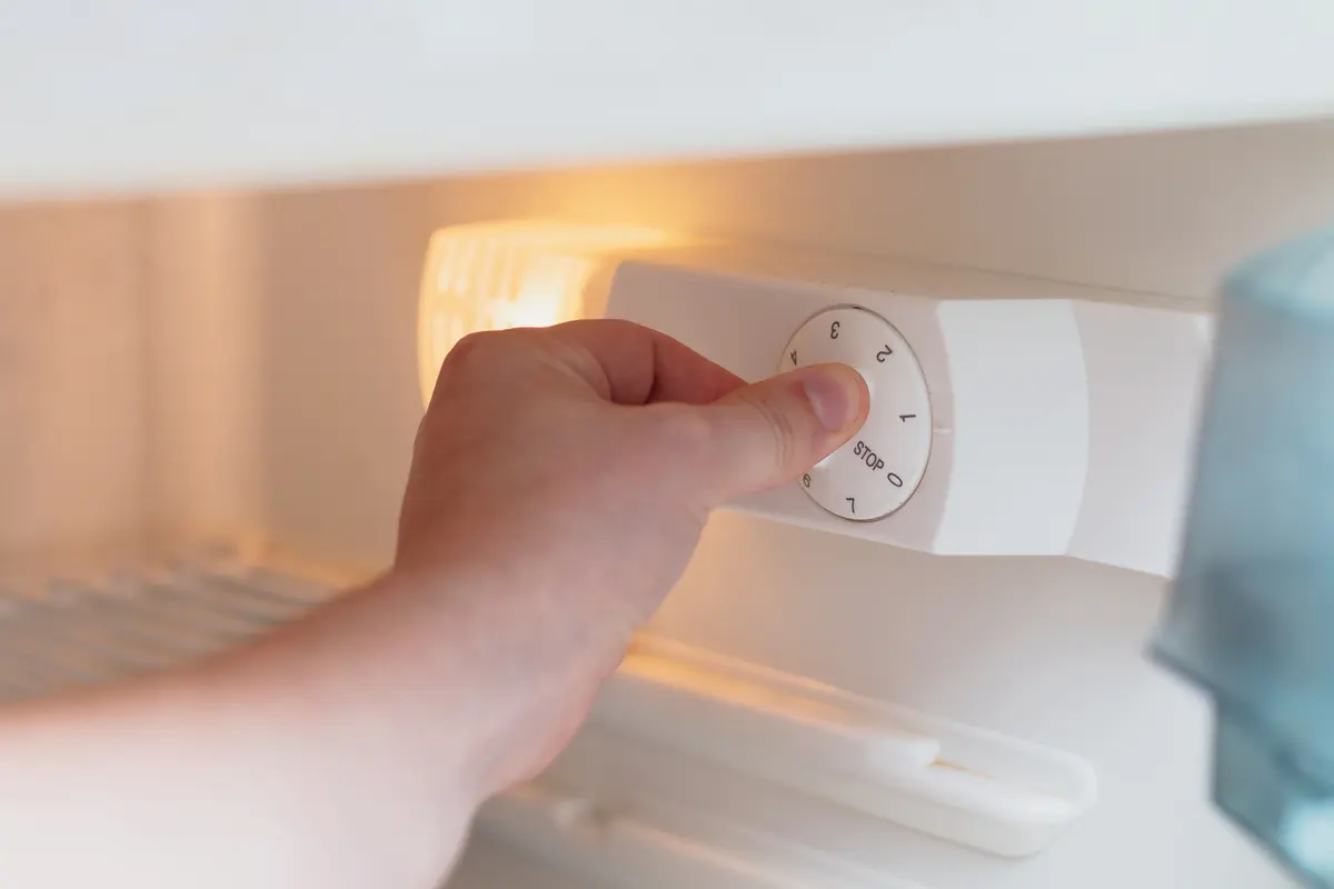 「冷蔵庫」の電気代節約には設定温度を春夏秋冬で使い分け！年間で電気代が1910円の節約に