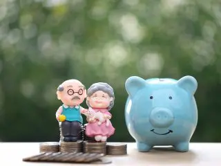 老後の生活には本当に2000万円必要なの？60代の「平均貯蓄額」と2000万円以上の資金を持っている人の割合は？