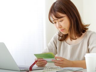 急に手取りが「1万円」減った！ 知らない間に「減給」になった？ 考えられる理由について解説