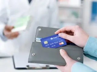 クレジットカードとデビットカードはどちらがお得？ ポイントを貯めるならクレカ？