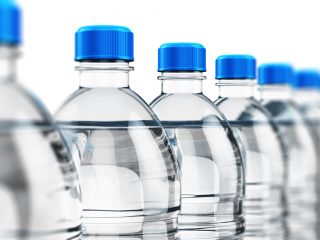 職場の飲み物代は「2L」と「500ml」のペットボトルでどれだけ違う？ 1ヶ月の価格差を検証！