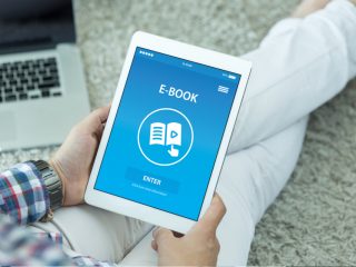 「紙の本にさようなら…」今さらだけど電子書籍で本を読みたい！ タブレットや本の購入の費用はどれくらい？