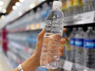 「ペットボトルの水」を買うのはもったいない？ スーパーの無料の水なら年間「約2万円以上」の節約に!? 水の安全性なども解説