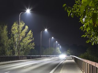 通学路の防犯のために、町内会で「街灯」を設置予定。費用や電気代はいくらかかる？