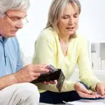 56歳、貯蓄は800万円です。退職金が「2000万円」あれば、妻と2人年金だけで暮らしていけるでしょうか？