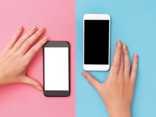 60代の母がようやくスマホデビューしますが、「iPhone」と「Android」どちらがおすすめでしょうか？ Androidのほうが安くて良いですか？