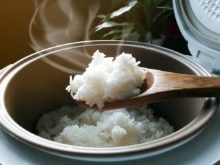 炊飯器で炊いたご飯は保温？冷凍？いくら安くなるかや味の違い