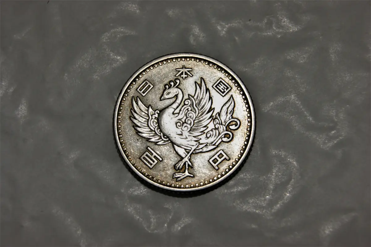 実家の物置で「鳳凰」の描かれた100円玉を見つけたのですが、今でも使えますか？ 高く売れたりするのでしょうか？