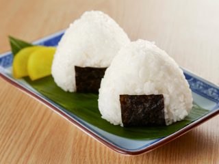 職場の近くにコンビニしかなく、いつも昼食は「おにぎり2つ」です。栄養が心配なのですが、なにを買うべきでしょうか…？