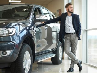 社会人3年目、25歳で無理をして「Jeep」を購入しました。年収350万円でも長く所有できますか？