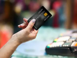 クレジットカードの支払いで「1回払い」を指定したのに自動的に「リボ払い」になっていました。どうしてでしょうか？