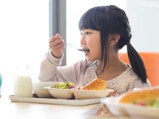 子どもの給食費が値上がりして1人月5000円も徴収されています。うちの学校は高いのでしょうか？