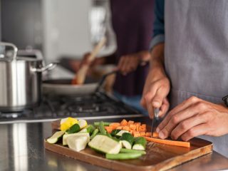 【晩ご飯は野菜炒め】カット野菜を購入するのと野菜を自分でそろえるのはどちらがお得？