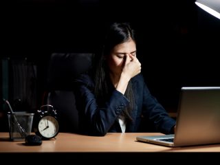 毎月の残業が「50時間以上」でそろそろ限界！転職するか迷っています…残業を減らす方法はあるのでしょうか？