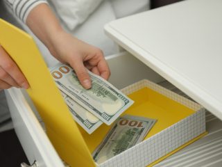 いざというときに備え「タンス預金」をしています。金額が100万円を超えたのですが、税務署などにバレたら問題ですか？